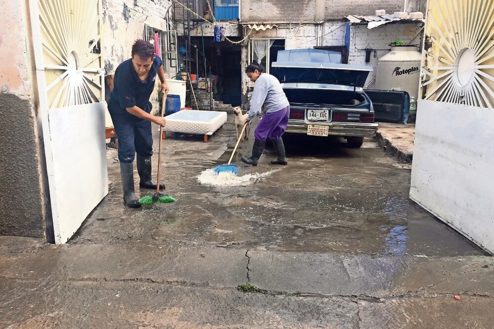 Vecinos estiman que 500 las viviendas se inundaron en Los Reyes la Paz, pero las autoridades no han precisado el número de inmuebles afectados (EMILIO FERNÁNDEZ. EL UNIVERSAL)