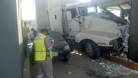 Tráiler embiste dos autos y se estrella contra caseta en la México-Pachuca