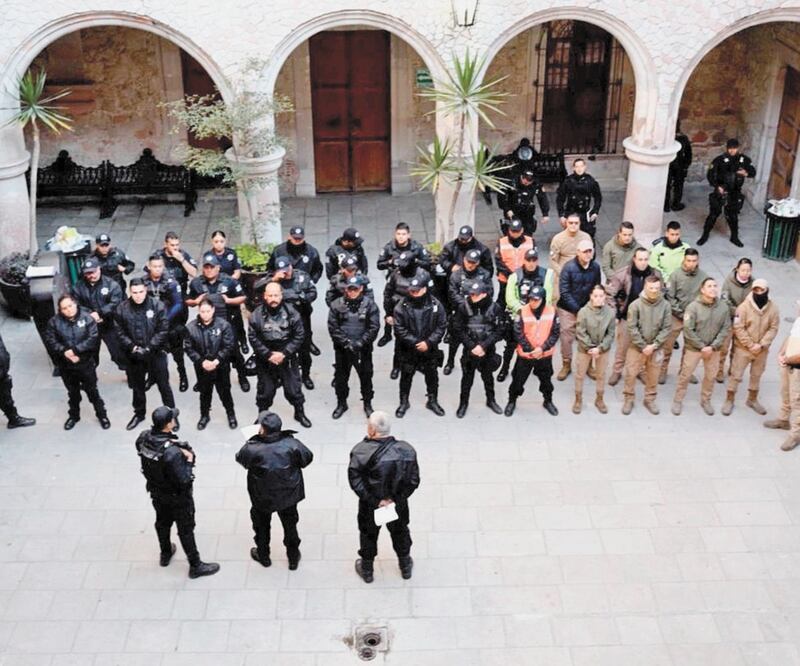 Sospecha. Autoridades relevaron a 160 policías de San Juan de los Lagos, Jalisco, por sospechas de nexos con grupos del crimen organizado. EFE