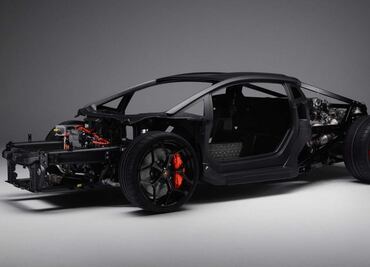 Lamborghini muestra el monocasco de su primer híbrido enchufable