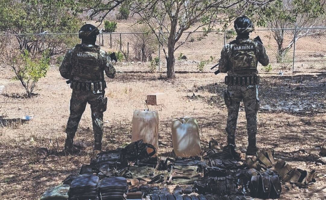 Fuerzas federales resguardan finca donde localizaron artefactos explosivos, armas y cargadores en Sinaloa. Foto Archivo