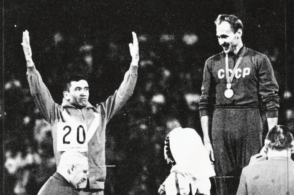 José Pedraza Zúñiga agradeció a los presentes en el Estadio Olímpico Universitario la ovación al subir al podio (ARCHIVO. EL UNIVERSAL)