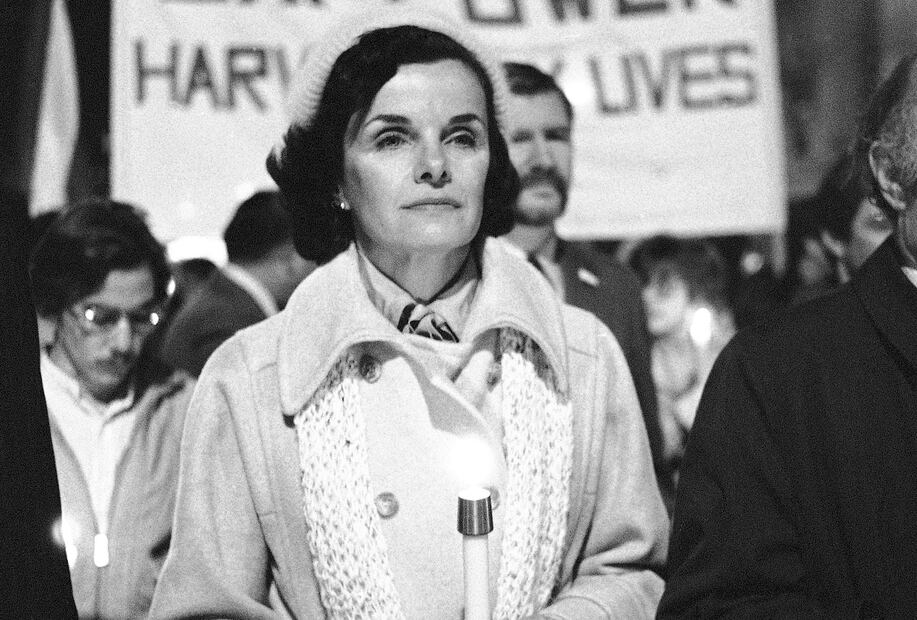 Dianne Feinstein, entonces alcaldesa de San Francisco, lleva una vela mientras encabeza a unos 15 mil manifestantes que también portaban velas durante una marcha en memoria del asesinado alcalde George Moscone y el supervisor Harvey Milk en San Francisco, el 28 de noviembre de 1979. Foto: AP