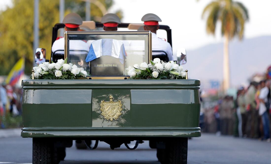 Las cenizas de Fidel Castro parten de la plaza Antonio Maceo para su funeral en el cementerio de Santa Ifigenia