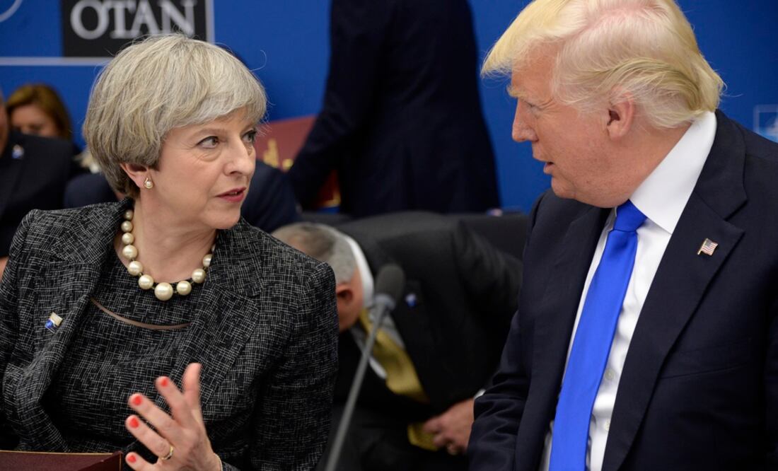 La primera ministra británica Theresa May, y el presidente de Estados Unidos, Donald Trump, durante la cumbre de la OTAN en Bruselas (Foto: AP)