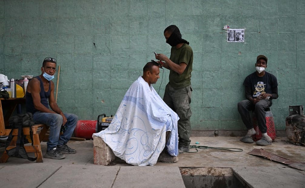 Habitantes de La Guaira retoman poco a poco sus actividades cotidianas mientras continúa la recuperación tras los terremotos (09/07/2026). Foto: AFP