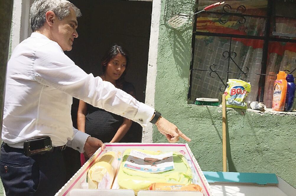 Como parte del programa Cunas Ciudad de México, el jefe de Gobierno del DF, Miguel Ángel Mancera, visitó tres hogares de la delegación Iztapalapa para entregar paquetes de apoyo a madres en condición vulnerable (ESPECIAL)