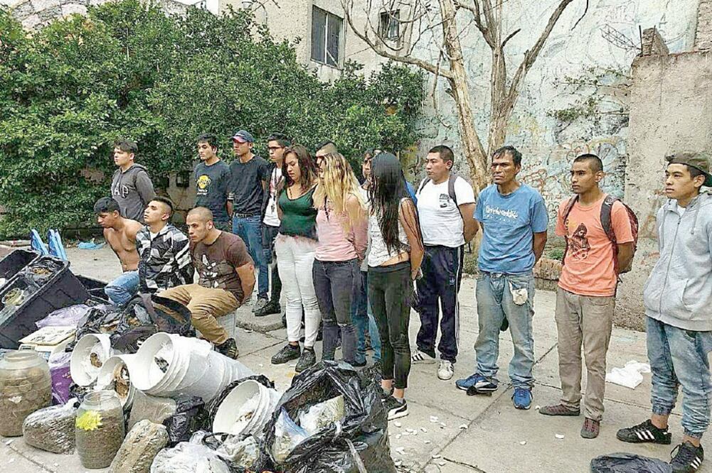 Conforme al protocolo de actuación policial, la SSP capitalina detuvo a hombres y mujeres de distintas edades en la delegación Venustiano Carranza por estar vinculadas con delitos contra la salud. (ESPECIAL)