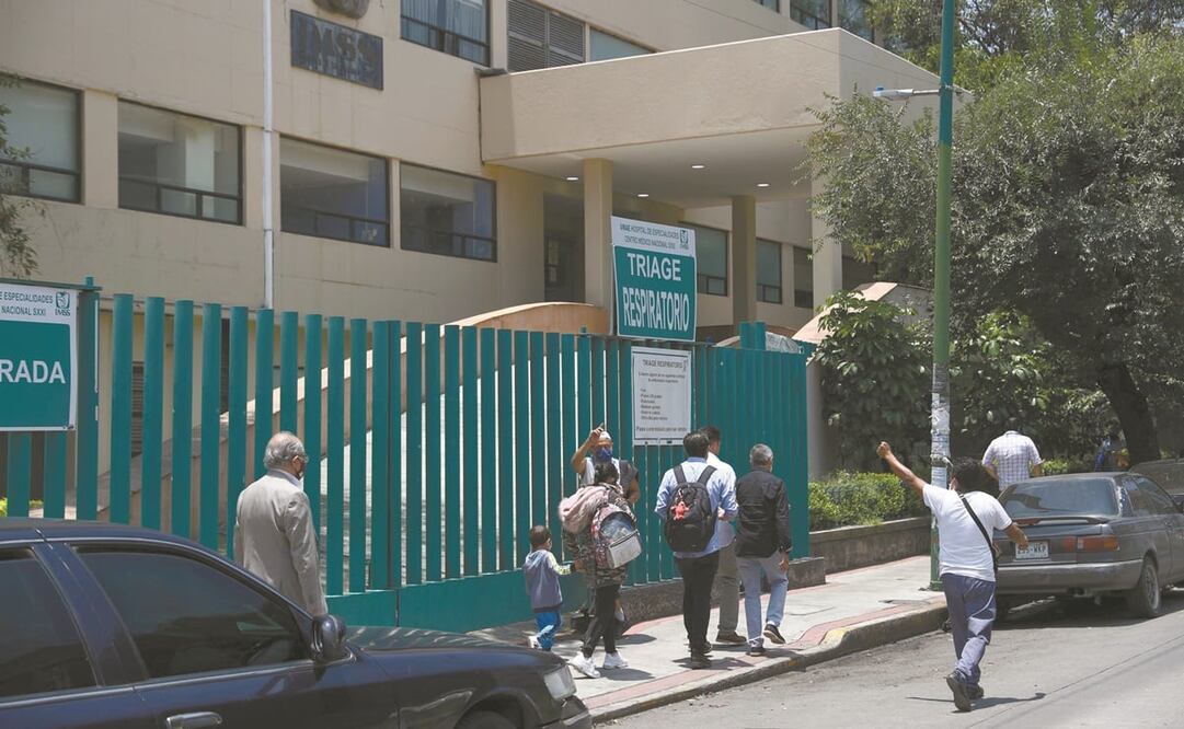 Familiares de pacientes Covid-19 esperan afuera de hospitales el parte médico de sus parientes. Foto: Diego Simón/ EL UNIVERSAL.