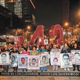 Padres de los 43 realizan marcha de las antorchas 