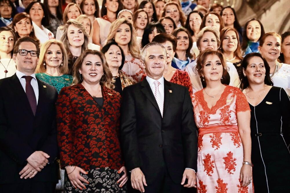 El jefe de Gobierno, Miguel Ángel Mancera, tomó protesta al Comité Directivo de la Asociación Mexicana de Mujeres Jefas de Empresas AC (AMMJE) CDMX. En el evento también estuvo el titular de la Sedeco, Salomón Chertorivski (izq.). (ALEJANDRA LEYVA. EL UN)