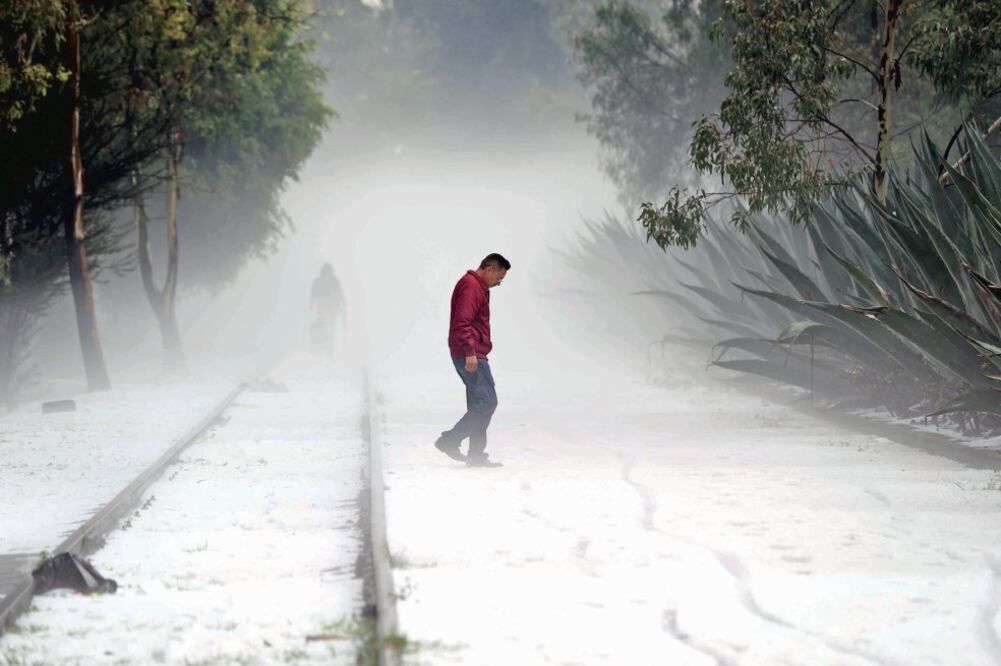 En las inmediaciones del Parque Bicentenario, la capa de granizo fue tan gruesa que pintó el suelo de blanco, lo que fue aprovechado por los vecinos para tomarse fotografías ante este hecho poco común. Fotografía: Valente Rosas/ EL UNIVERSAL 