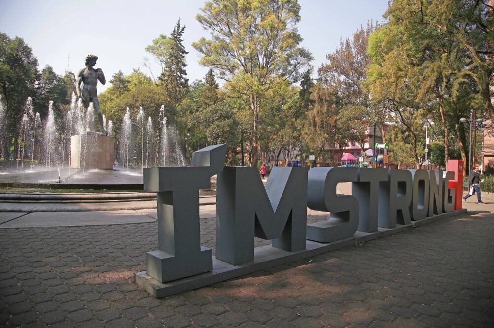 La Ley de Publicidad Exterior del Distrito Federal prohíbe la instalación de anuncios en camellones, plazas y todo espacio público destinados al tránsito vehicular o a la recreación (ALEJANDRA LEYVA. EL UNIVERSAL)