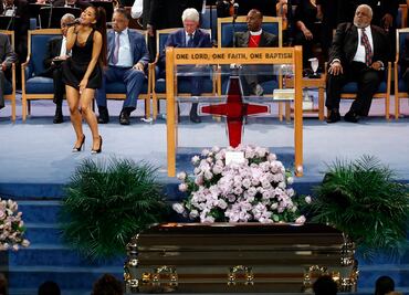 Critican minivestido de Ariana Grande en el funeral de Aretha Franklin