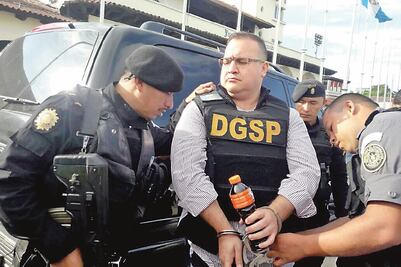 Le quitan 2 órdenes de aprehensión 