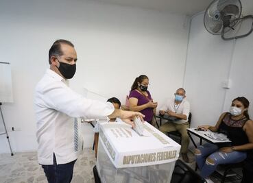 Martín Orozco Sandoval emite su voto y exhorta a los aguascalentenses a participar en la jornada electoral