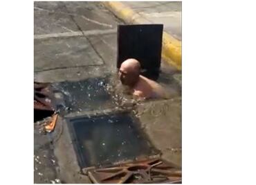 Trabajador se sumerge en registro para reparar fuga de agua potable en Satélite