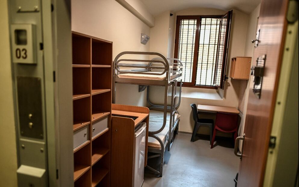 Sarkozy no estará en el ala donde están todos los presos, sino en una zona considerada como VIP, donde son enviados los presos de alto perfil, como él, y cuya seguridad puede estar en riesgo. Una fotografía tomada el 12 de abril de 2019 muestra una celda de La Santé. Foto: archivo AFP
