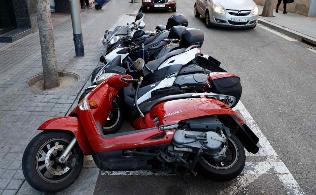 Vista de varias motos tumbadas por el viento en el centro de Barcelona este jueves cuando Cataluña afronta una jornada de vientos huracanados, que alcanzan los 100 kilómetros por hora en algunas zonas, lo que ha llevado al Govern a suspender las clases en escuelas y universidades y la actividad sanitaria no urgente. Foto: EFE