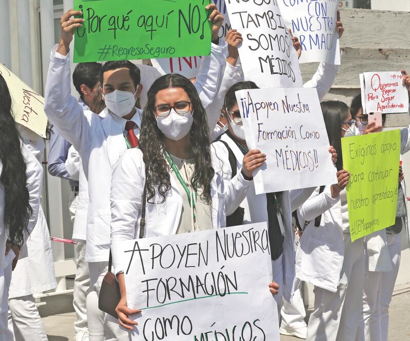 La manifestación se realizó afuera del Hospital Covid Nicolás San Juan de la Secretaría de Salud del Estado de México. Foto: JORGE ALVARADO. EL UNIVERSAL