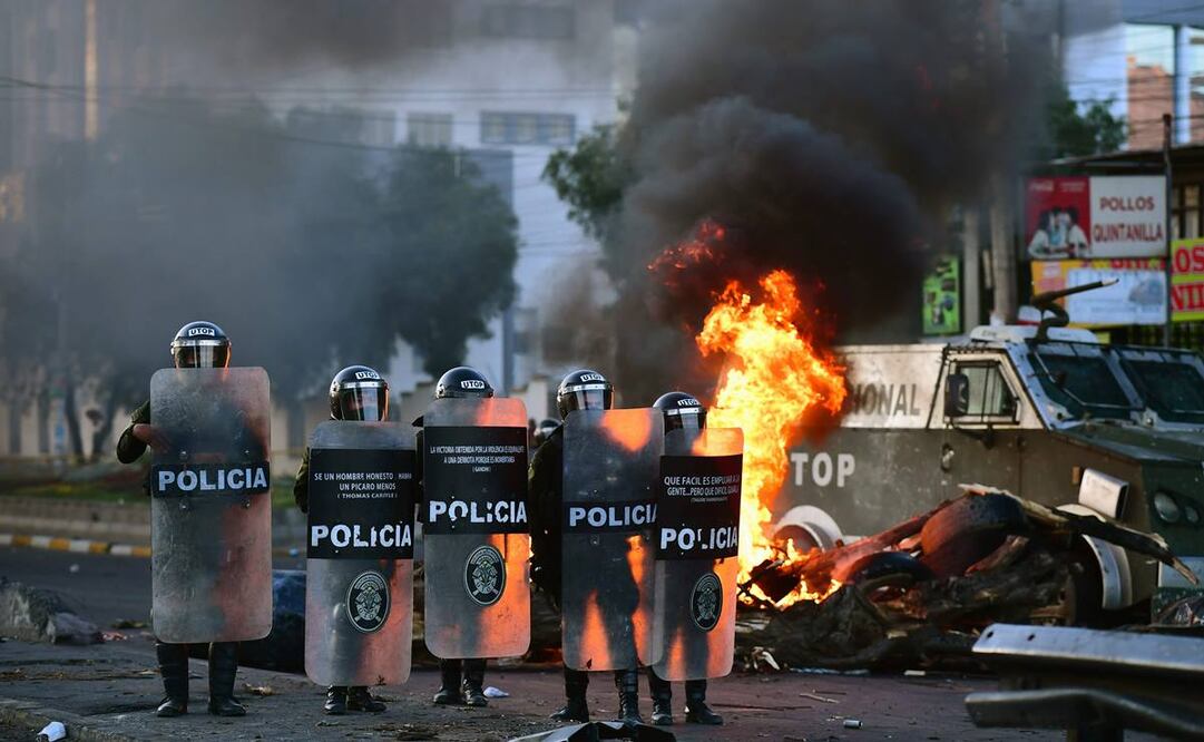 Conflictos entre manifestantes y policías en Bolivia a una semana de la renuncia de Evo Morales (Foto: AFP)