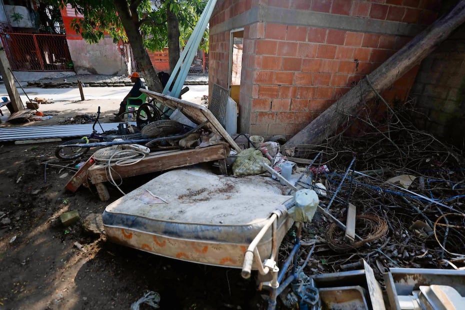 Las lluvias de hace 2 meses le arrebataron a Genaro Montiel su patrimonio e identidad, pues sin sus documentos “no existe” para el municipio. Foto: Diego Simón / EL UNIVERSAL