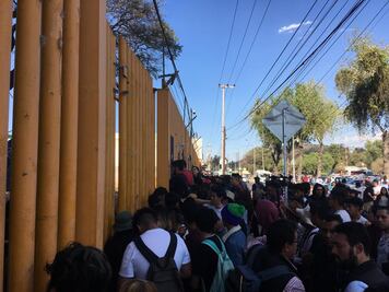 Estudiantes riñen con paristas de Prepa 9