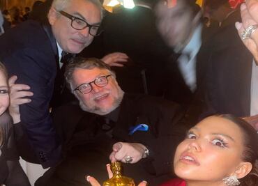 Los Cuarón y Salma Hayek le caen a Del Toro en la fiesta del Oscar