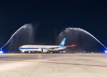 ¿Por qué se recibió con chorros de agua a un avión chino en el AIFA?