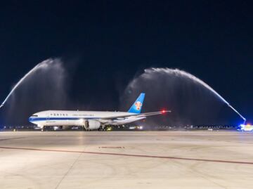 ¿Por qué se recibió con chorros de agua a un avión chino en el AIFA?