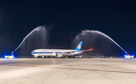 ¿Por qué se recibió con chorros de agua a un avión chino en el AIFA?