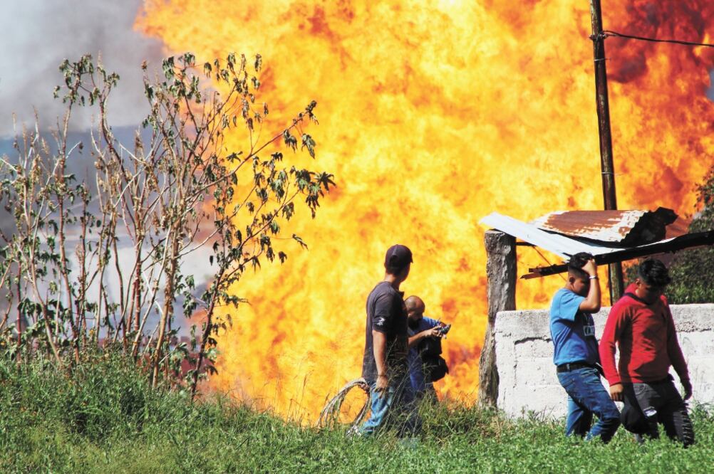 La explosión de un ducto de Pemex en Celaya dejó a dos trabajadores y un campesino con quemaduras de segundo grado. Una persona permanece como desaparecida y no ha sido localizada . Foto: ARCHIVO EL UNIVERSAL