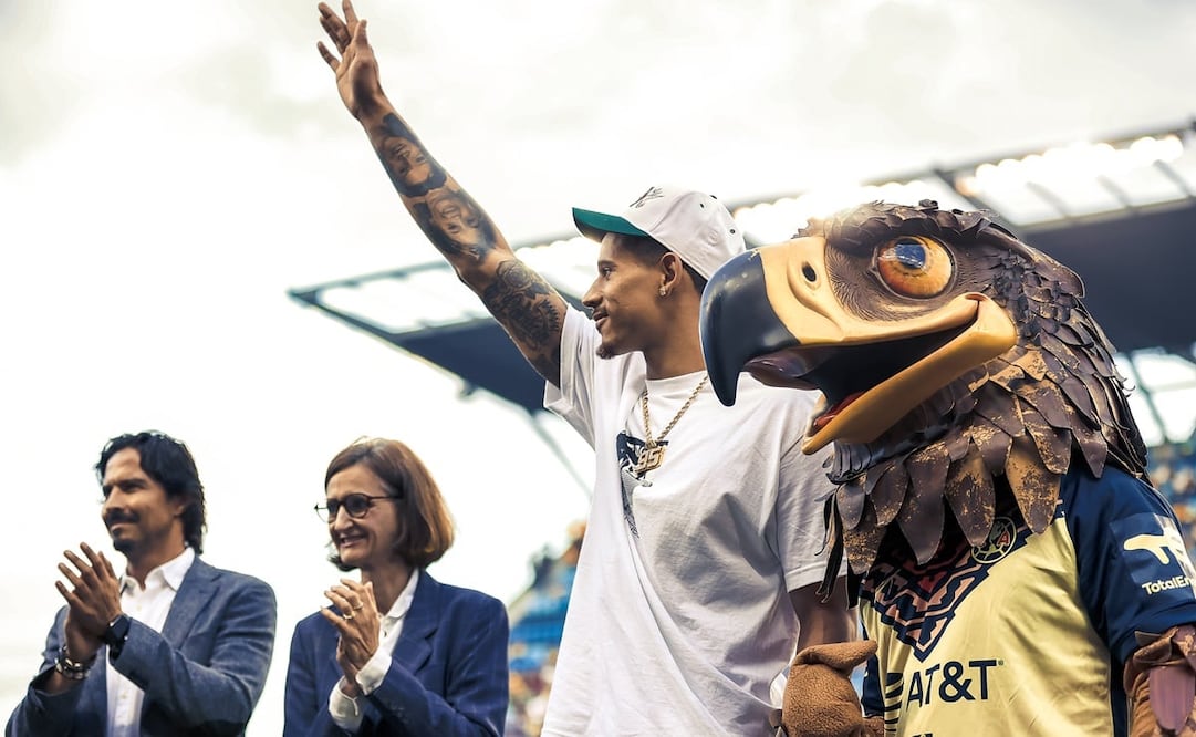 Juan Toscano siendo reconocido por el América - FOTO: Twitter @ClubAmerica