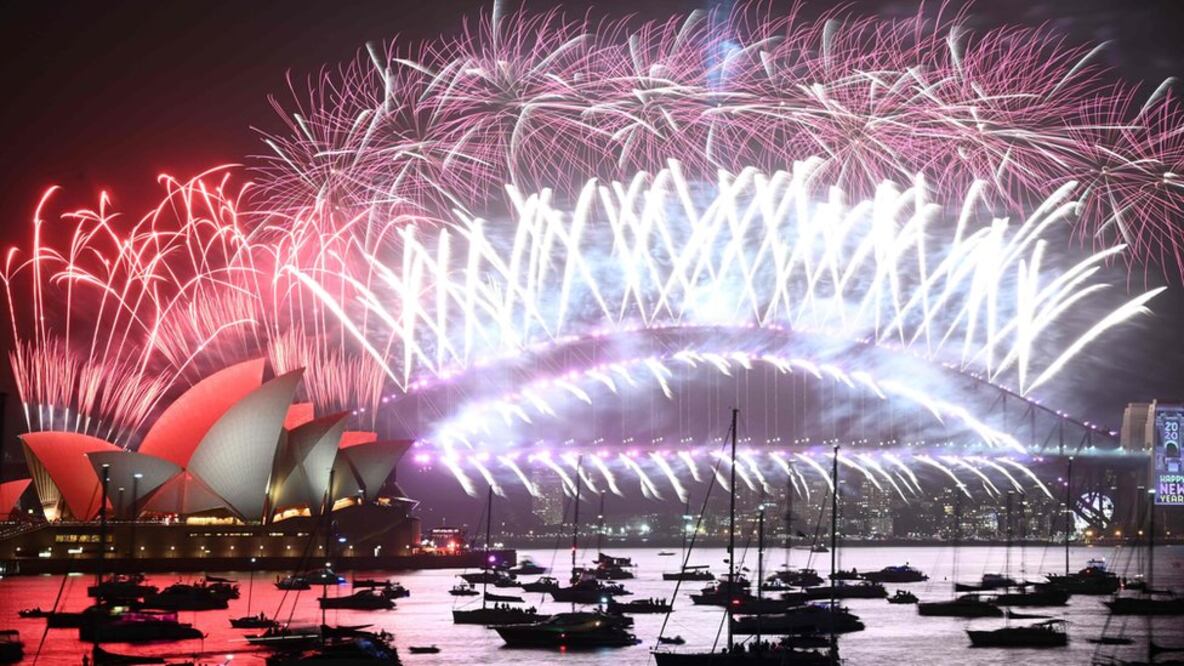 Coloridos fuegos artificiales iluminaron el cielo de la icónica Ópera de Sídney, en Australia. Foto: AFP 