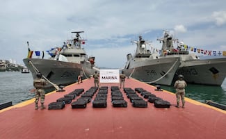Arriban al puerto de Acapulco dos toneladas de cocaína asegurada por la Semar; fueron localizadas en el Océano Pacífico