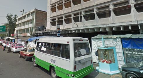 Encuentran hombre muerto en escaleras de acceso a Metro Tacuba