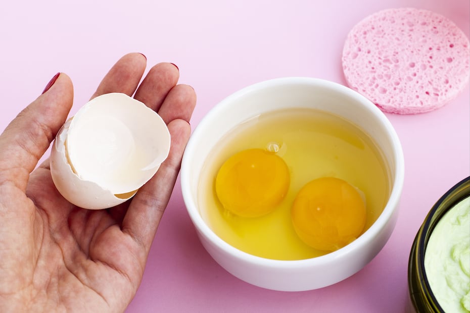Huevo, limón y aceite son la base de la mayonesa casera tradicional. Foto: Freepik