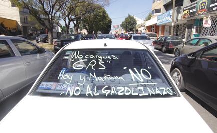 Bloquean la México-Toluca en protesta por alza a gasolina