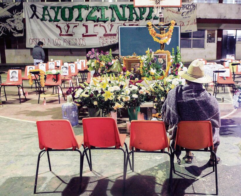 A más de 700 días de ausencia, las 43 butacas de los desaparecidos permanecen en el patio central (ARCHIVO. EL UNIVERSAL)