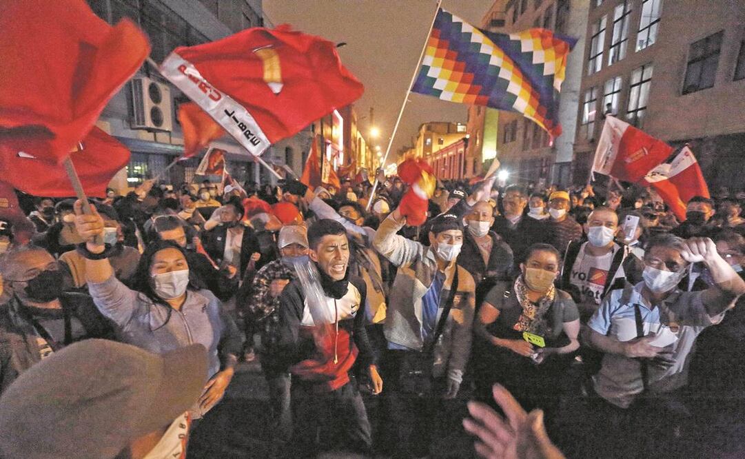 Simpatizantes del candidato presidencial Pedro Castillo se manifestaron anoche en Lima, luego de que un sondeo diera mínima ventaja a Keiko Fujimori. Foto: Antonio Melgarejo/ EFE.