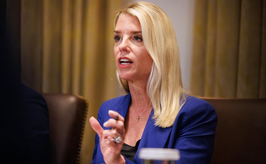 La fiscal general de Estados Unidos, Pam Bondi, participa en una reunión de gabinete en la Sala del Gabinete de la Casa Blanca, en Washington, D.C., el 8 de julio de 2025. Foto: EFE
