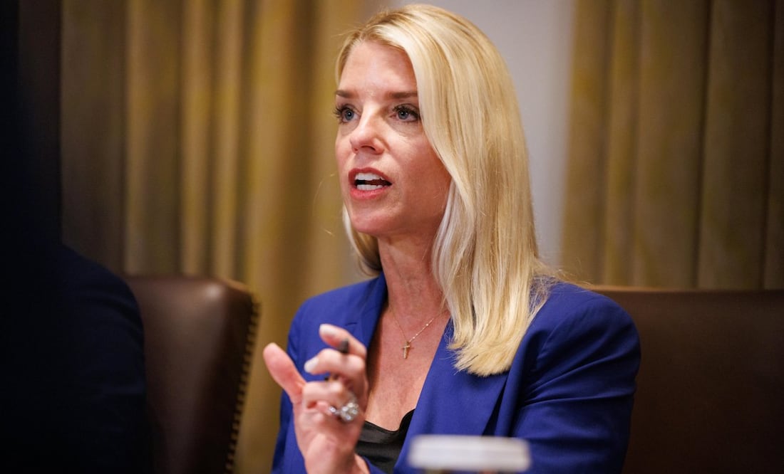 La fiscal general de Estados Unidos, Pam Bondi, participa en una reunión de gabinete en la Sala del Gabinete de la Casa Blanca, en Washington, D.C., el 8 de julio de 2025. Foto: EFE