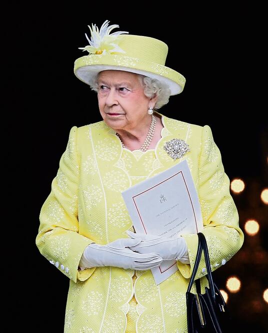 La monarca, ataviada en un vestido con saco amarillo y sombrero, y su esposo, el príncipe Felipe, asistieron a la Catedral de San Pablo. Isabel volteó y le sonrió a una multitud que le cantó “Cumpleaños feliz” (FOTOS: AGENCIAS)