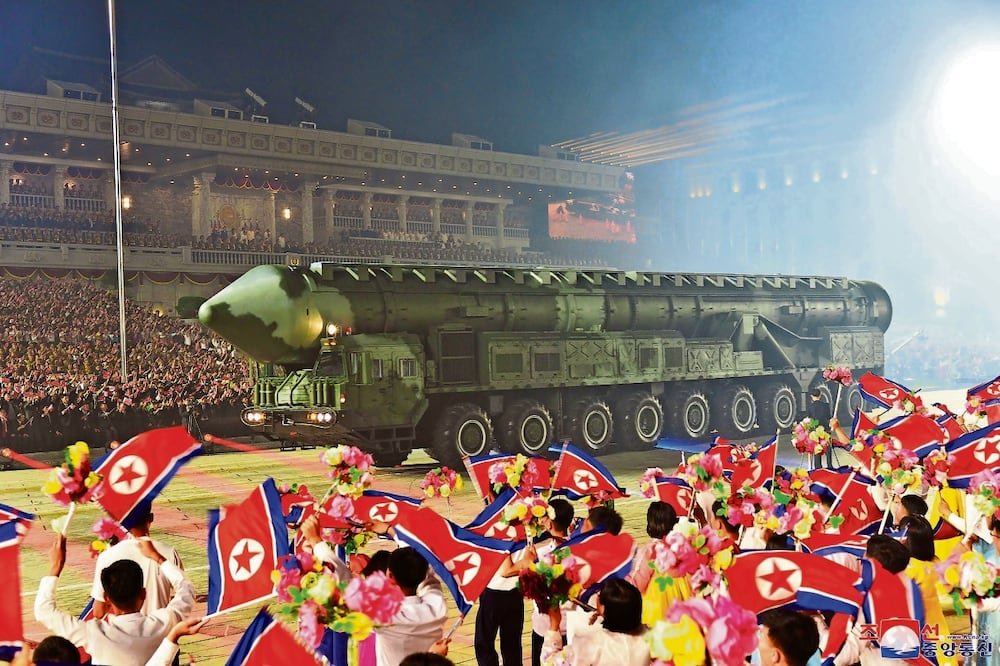 Un misil balístico intercontinental Hwasong-18 durante un desfile militar, en la Plaza Kim Il-sung, en Pyongyang. Foto: AP