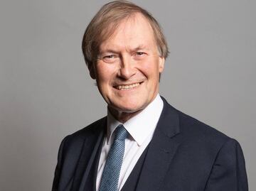 Muere diputado conservador de Inglaterra que fue apuñalado en evento con seguidores