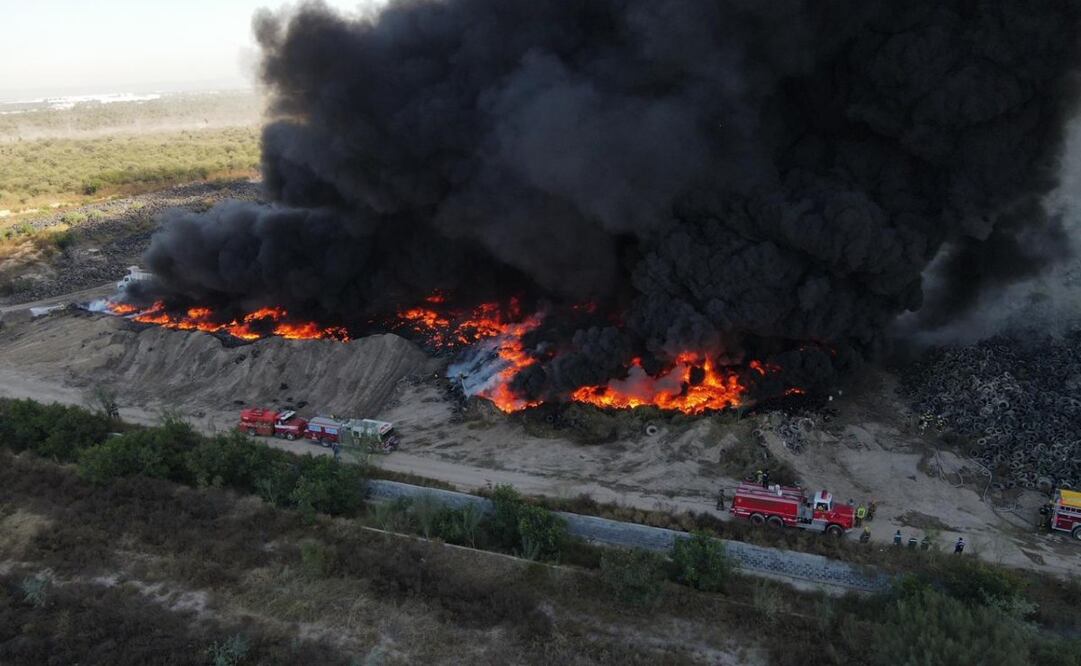 Fuerte incendio en la planta del SIMEPRODE alertó a toda la Zona Metropolitana de Monterrey, y se prevé que afecte a la calidad del aire (25/11/2024). Foto: Especial