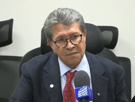 Monreal descarta aprobar Ley Antimemes de diputado morenista; PAN llama a hacer stickers del promovente