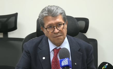 Monreal descarta aprobar Ley Antimemes de diputado morenista; PAN llama a hacer stickers del promovente