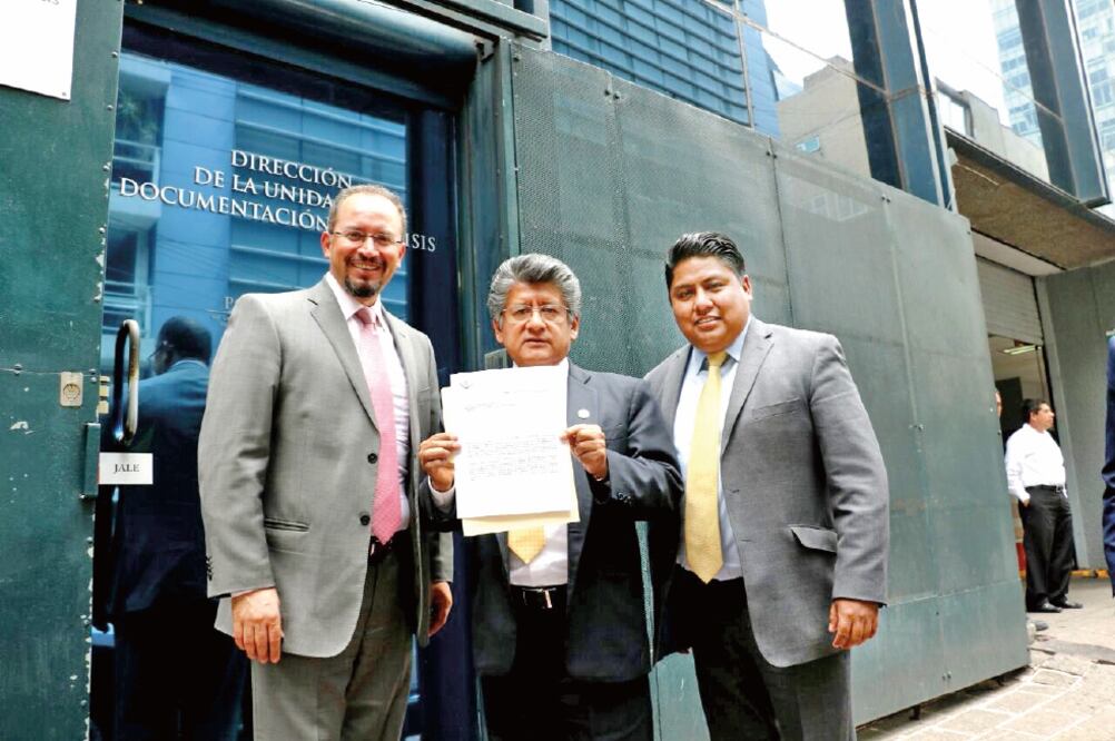 El coordinador de los diputados del PRD, Francisco Martínez Neri (centro), acudió con legisladores del sol azteca a interponer la denuncia ante la PGR. (CORTESÍA)