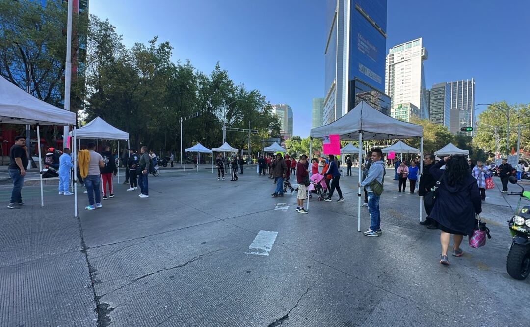 Comerciantes bloquean Reforma e Insurgentes por invasión de espacios públicos. Foto: Especial